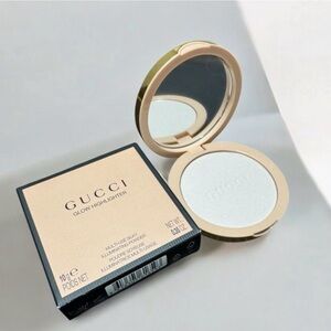 01, GUCCI GLOW
HIGHLIGHTER POWDER